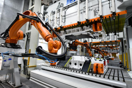 记者在采访中发现,智能化的汽车工厂不仅在生产过程中有效提升了产品